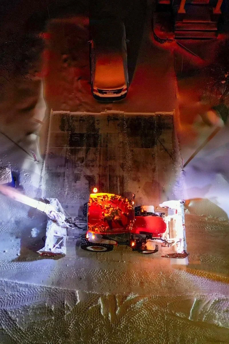 Vue aérienne d'un tracteur Déneigement 3 Glaces en action de nuit